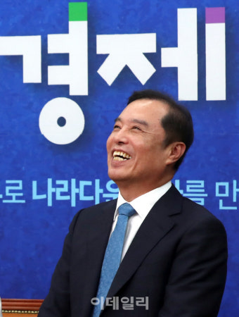 [포토]밝게 웃는 김병준 혁신비대위원장