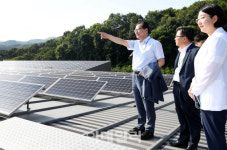 [포토] 태양광 패널 살펴보는 고형권 차관