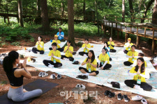 [포토]유한킴벌리, 여고생 그린캠프 숲 속 체험