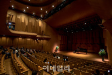 폭염 속 공연장 로비보다 객석이 더 시원한 이유는?