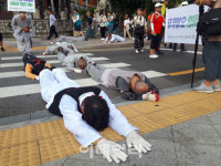 달아오른 아스팔트, 스님들이 엎드렸다…조계종, 쌍용차 복직기원 오체투지
