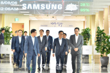 [포토]삼성전자 평택캠퍼스 둘러보는 김동연 부총리