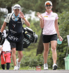 [포토] 송이송이 안송이 캐디 진성용과 함께 이동해요