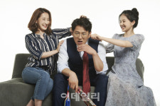 두 여자 사이에 낀 한 남자의 두통