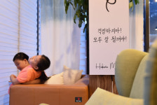 장호항의 여름은 여행자들로 반짝반짝 빛나고 있다