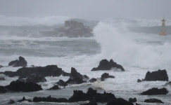 태풍에 학교·어린이집 쉬는데 회사는 정상근무…맞벌이 발동동
