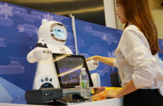 세븐일레븐, 편의점 디지털 혁명 선도…업계 최초 AI결제 로봇 브니 선봬