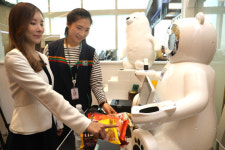 세븐일레븐, 편의점 혁신 선도…감성 더한 AI로봇 브니 공개(종합)