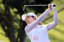 [포토]티샷하는 박민지 프로