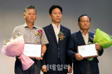 [포토] 농협, 우수농업인에 감사패 전달