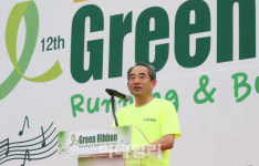 [포토]제12회 그린리본 마라톤 대회, 축사하는 윤준병 부시장