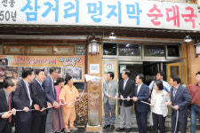 “소상공인 롤모델 확산”… ‘백년가게’ 1호점 현판식