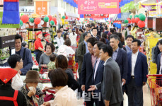 [포토]성윤모 장관 코리아 세일 페스타 현장 점검