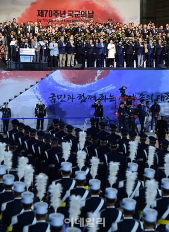 [포토]제70주년 국군의 날 기념식, '경례하는 문재인 대통령'