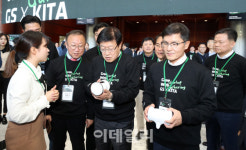 [포토]스타트업 제품 살펴보는 김영주 한국무역협회 회장-정찬수 GS 사장