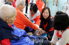 [포토] 노인의날 맞아 어르신께 봉사활동