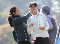 [포토] 리디아 고 언니가 묶어주는 머리끈