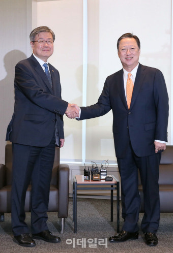 [포토]악수하는 이재갑 장관-박용만 회장
