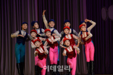 [포토]공연하는 북측 학생들