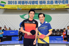 [포토]안병용 의정부시장, 탁구 국가대표 정영식과 실력 대결