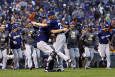 밀워키, 콜로라도에 3연승..7년 만에 NLCS 진출