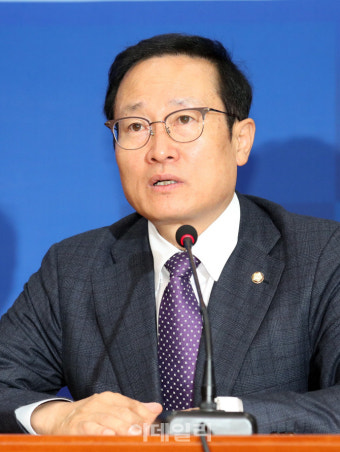 [포토]발언하는 홍영표 민주당 원내대표