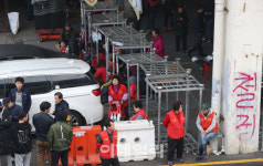 [포토]노량진 구 수산시장, 입구 막은 상인들