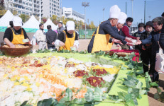 [포토]한우 숯불구이 축제, 육회 비빔밥 나눔해요