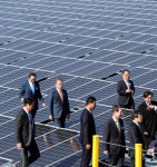 태양광이 궁금한 文대통령 “강풍에도 견디나요” 질문공세