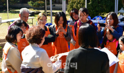 [포토] 종가집 내림음식 설명듣는 봉사자들