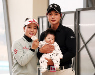 아빠 된 이형준, 캐디 아내와 함께 대상 확정..이정환 우승