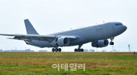하늘 위 주유소 김해기지 도착…한 번에 F-15K 21대 공중 급유