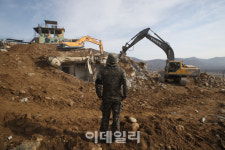 [포토]철거되는 GP 바라보는 군 관계자