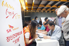 SK텔레콤 대리점에서 실버세대 스마트폰 활용 교육..행복 커뮤니티 프로젝트 시동