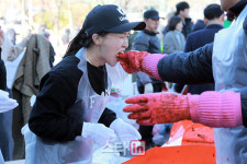 [포토] 공익재단 유니드 내가 만든 김치 맛있나~