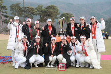 [포토] 오렌지라이프 챔피언스트로피 준우승 팀 KLPGA 수고하셨습니다
