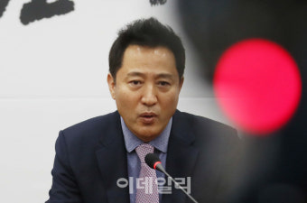[포토]취재진 질문에 답하는 오세훈 전 서울시장
