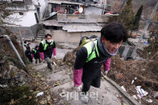 [포토]언덕길 오르며 연탄 배달합니다