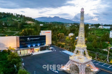 [포토] 에펠탑 세워진 자동차 박물관