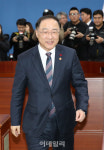 [포토]자리로 돌아가는 홍남기 경제부총리