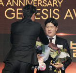 [포토] 해외특별상 수상 임성재 스승 최현이 전달하는 꽃다발
