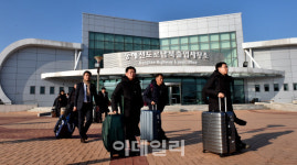 [포토]출입사무소 나서는 조사단