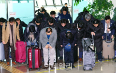 [포토]인사하는 동해선 철도 남측 조사단