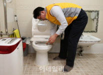 [포토]화장실 청소하는 KG 임직원