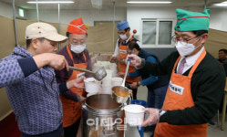 [포토]이데일리, 서울 무료급식소 따스한 채움터에서 배식 봉사 실시