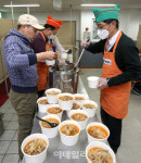 [포토]이데일리, 서울 무료급식소 따스한 채움터에서 배식 봉사활동 펼쳐