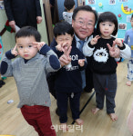[포토]김부겸 행안부 장관, 성탄절 맞이 어린이집 방문