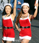 [포토]섹시 산타복 입고 장기기증 캠페인 홍보하는 스포츠 트레이너들