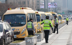 [포토]사립유치원 차량, 일렬 운행으로 교통 정체