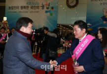 [포토]새해 첫 출근하는 직원들과 인사하는 김병원 회장